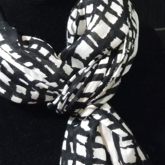 Black and White‎ Checkered Scarf - Picture 2 of 2